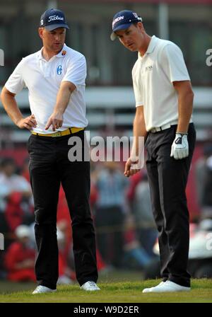 Robert Karlsson (L) e Henrik Stenson del Team in Svezia sono visibili durante il secondo round della omega Mission Hills Golf World Cup 2009 in Shenzhen, sou Foto Stock