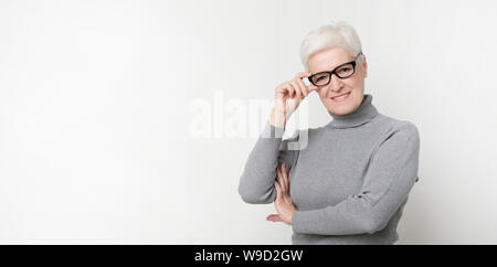 Ritratto di fiducia senior donna che indossa gli occhiali Foto Stock