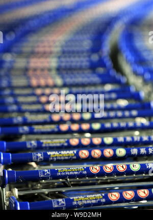 --FILE--carrelli di shopping sono visti in un Wal-Mart Supercenter a Pechino in Cina, 4 febbraio 2009. Wal-Mart, i mondi più grande rivenditore, Martedì (14 AP Foto Stock