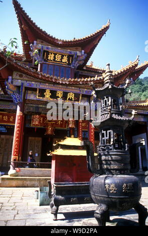 Vista del Tempio Huating sulla montagna Xishan nella città di Kunming, southwest Chinas nella provincia dello Yunnan. Foto Stock