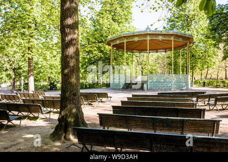 Il dallo stile eclettico bandstand nel Parco di Bruxelles, Belgio, è stato costruito nel 1841 dal famoso architetto belga Jean-Pierre Cluysenaar. Foto Stock