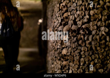 Le catacombe di Parigi in Francia è iniziata nel 1774. Essi sono stati completati da 1810 e aperta per la prima volta al pubblico nel 1874. I resti di più di sei milioni di euro Foto Stock