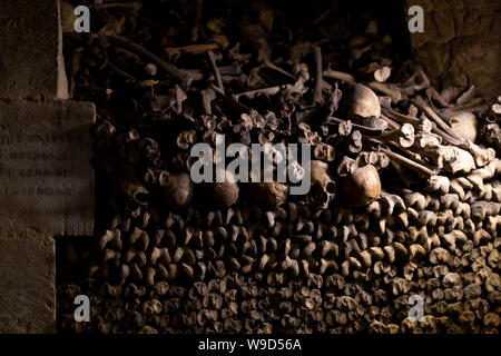 Le catacombe di Parigi in Francia è iniziata nel 1774. Essi sono stati completati da 1810 e aperta per la prima volta al pubblico nel 1874. I resti di più di sei milioni di euro Foto Stock