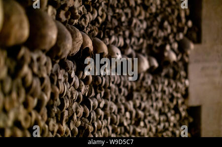 Le catacombe di Parigi in Francia è iniziata nel 1774. Essi sono stati completati da 1810 e aperta per la prima volta al pubblico nel 1874. I resti di più di sei milioni di euro Foto Stock