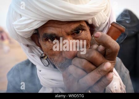 Rabari camel herder a Pushkar Camel Fair, Rajasthan. La fiera è la più grande fiera di cammelli in India. Foto Stock