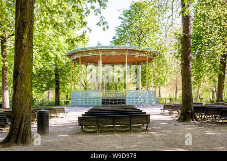Il dallo stile eclettico bandstand nel Parco di Bruxelles, Belgio, è stato costruito nel 1841 dal famoso architetto belga Jean-Pierre Cluysenaar. Foto Stock