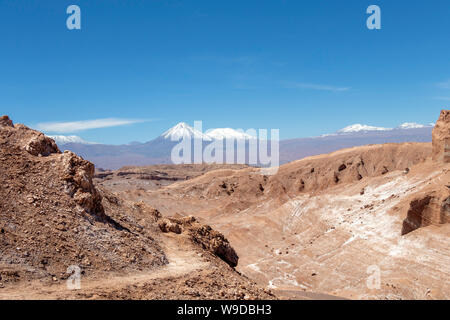 Valle Della Luna (Valle de la Luna) nel deserto di Atacama, snowy Cordigliera delle Ande in background, los Flamencos riserva nazionale nel nord del Cile Foto Stock