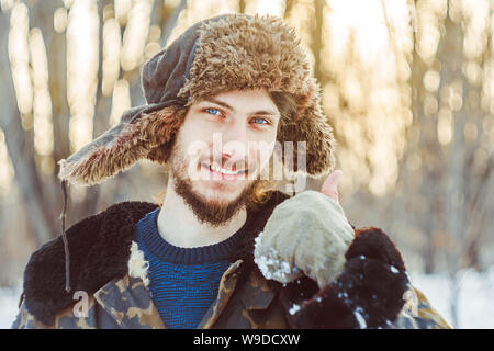 Un uomo in un cappello con la barba mostra un segno a mano classe Foto Stock