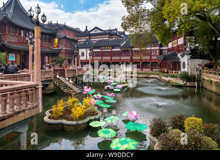 Il Giardino di Yu stagno in il Giardino di Yu Tourist Mart con la Huxinting Tea House a sinistra, l' Yuyuan Gardens, Città Vecchia, Shanghai, Cina Foto Stock