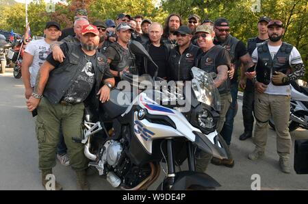 Il presidente russo Vladimir Putin, centro, pone con i membri della notte lupi biker club in Babilonia ombra bike show e camp Agosto 10, 2019 vicino a Sevastopol, Crimea, Russia. Foto Stock