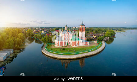 Vista aerea della chiesa dei quaranta martiri di Sebaste sul lato del lago Pleshcheevo in Pereslavl-Zalessky, Yaroslavskaya oblast, Russia Foto Stock
