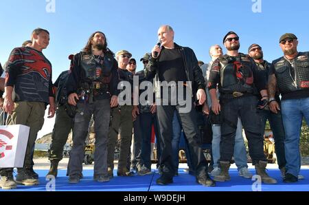 Il presidente russo Vladimir Putin, centro si erge con membri della notte lupi biker club e il loro leader Alexander Zaldastanov, centro a sinistra, come egli affronta la Babilonia ombra bike show e camp Agosto 10, 2019 vicino a Sevastopol, Crimea, Russia. Foto Stock