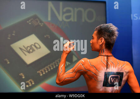 Un modello cinese visualizza CPU a 64 bit - NANO microprocessori realizzato da Taiwan produttore di semiconduttori tramite tecnologie nel corso di una cerimonia di lancio in B Foto Stock