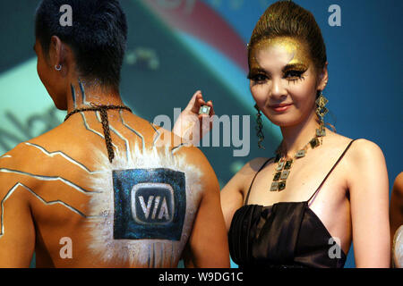 Modelli cinesi display 64-bit CPU - microprocessori nano fatta da Taiwan produttore di semiconduttori tramite tecnologie nel corso di una cerimonia di lancio in bei Foto Stock