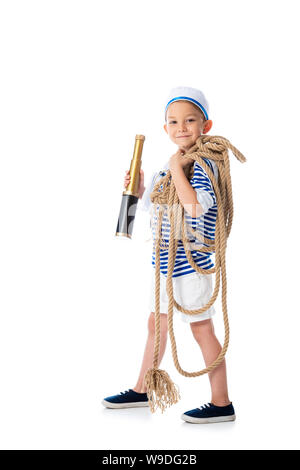 Lunghezza piena vista del sorridente preschooler bambino in costume da marinaio tenendo il cannocchiale e la corda su bianco Foto Stock