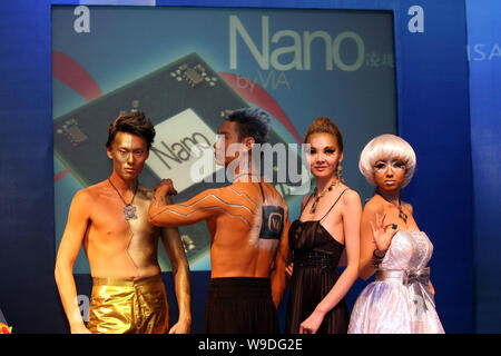 Modelli cinesi display 64-bit CPU - microprocessori nano fatta da Taiwan produttore di semiconduttori tramite tecnologie nel corso di una cerimonia di lancio in bei Foto Stock