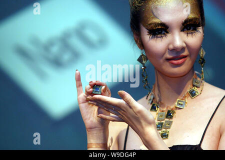 Un modello cinese visualizza CPU a 64 bit - NANO microprocessori realizzato da Taiwan produttore di semiconduttori tramite tecnologie nel corso di una cerimonia di lancio in B Foto Stock