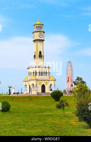 Chacha tower e la ruota panoramica Ferris, a Batumi, Georgia estate Black Sea Resort Foto Stock