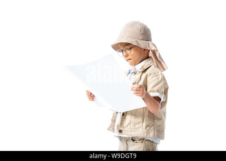 Focalizzato explorer bambino in bicchieri e hat guardando il cartellone isolato su bianco Foto Stock