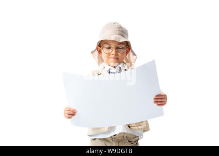 Focalizzato explorer bambino in bicchieri e hat guardando il cartellone isolato su bianco Foto Stock