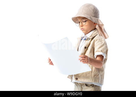 Focalizzato explorer bambino in bicchieri e hat guardando il cartellone isolato su bianco Foto Stock