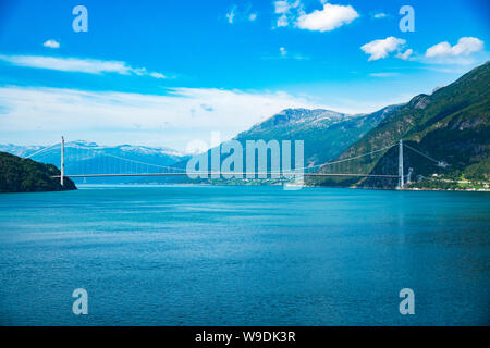 Hardanger Bridge. Hardangerbrua che collegano due lati del Hardangerfjorden. Norvegia Hardangerfjord Hardanger bridge. nuova costruzione Hardangerbrua bridge Foto Stock