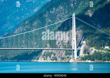 Hardanger Bridge. Hardangerbrua che collegano due lati del Hardangerfjorden. Norvegia Hardangerfjord Hardanger bridge. nuova costruzione Hardangerbrua bridge Foto Stock