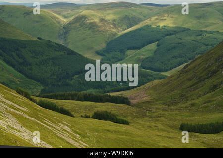 Vista di Glen Doll e Glen Clova nelle Highlands scozzesi dal percorso Kilbo Foto Stock