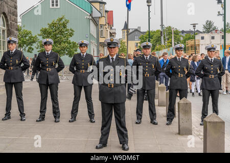 La polizia islandese vestiti in uniformi di formale, durante l'Islanda giorno dell indipendenza, Reykjavik, Islanda Foto Stock