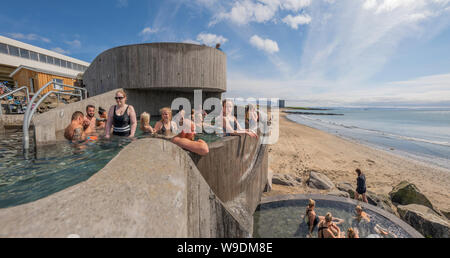 Gudlaug vasche calde, situato a Langasandur Beach, Akranes, Islanda Foto Stock