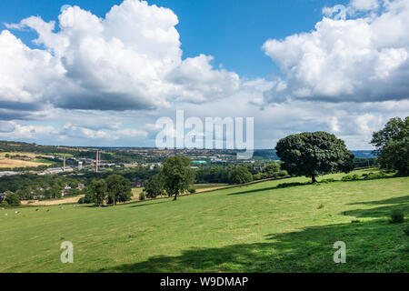 Panoramica giornata soleggiata vista rurale della Sheffield guardando verso il bordo Birley e Grenoside nel South Yorkshire, Inghilterra. Foto Stock