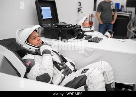 Gli astronauti della NASA Bob Behnken, sinistra e Doug Hurley indossare la SpaceX tute di lancio durante una tuta di esercizio di formazione per il personale commerciale di lancio presso il Kennedy Space Center Luglio 31, 2019 a Cape Canaveral, in Florida. Foto Stock