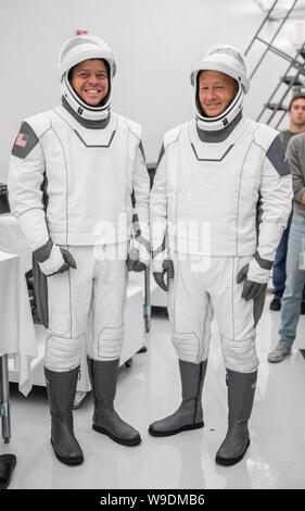 Gli astronauti della NASA Bob Behnken, sinistra e Doug Hurley indossare la SpaceX tute di lancio durante un esercizio di formazione per il personale commerciale di lancio presso il Kennedy Space Center Luglio 31, 2019 a Cape Canaveral, in Florida. Foto Stock