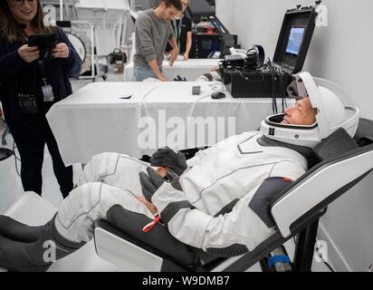 L'astronauta della NASA Doug Hurley indossa la SpaceX tute di lancio durante una tuta di esercizio di formazione per il personale commerciale di lancio presso il Kennedy Space Center Luglio 31, 2019 a Cape Canaveral, in Florida. Foto Stock