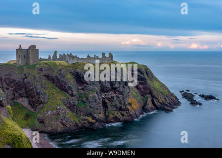 Castello di Dunnottar vicino a Stonehaven in Scozia durante la luce del tramonto Foto Stock