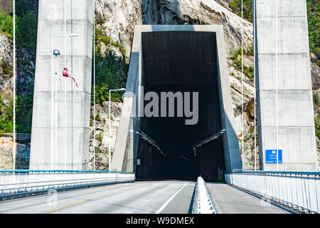 Hardanger Bridge. Hardangerbrua che collegano due lati del Hardangerfjorden. Norvegia Hardangerfjord Hardanger bridge. nuova costruzione Hardangerbrua bridge Foto Stock