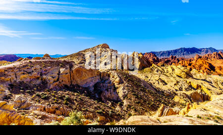 Colorate montagne di arenaria di Sunrise al Dome di silice in Viewpoint il Parco della Valle di Fire State in Nevada, STATI UNITI D'AMERICA Foto Stock