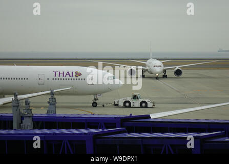 Nagoya, Giappone - Mar 19, 2018. Aereo passeggeri docking a Chubu Centrair Airport (ONG) in Nagoya, Giappone. Foto Stock