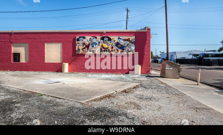 Murale su una parete di rosa, dietro l'edificio Sinclar, Harlingen, Texas, Stati Uniti d'America Foto Stock