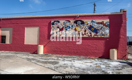 Murale su una parete di rosa, dietro l'edificio Sinclar, Harlingen, Texas, Stati Uniti d'America Foto Stock