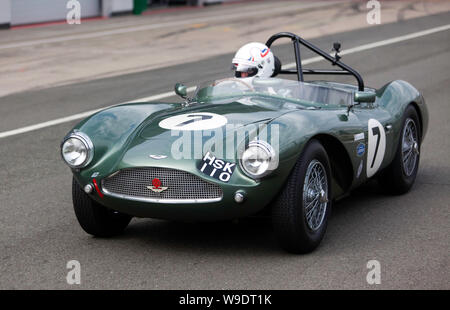 Wolfgang Friedrichs alla guida della sua 1954 Aston Martin DB3S giù il National pit lane durante le qualifiche per il RAC Woodcote Trophy per pre '56 bolidi Foto Stock