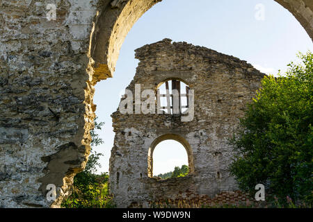 Rovine del negozio di una vecchia fabbrica del XIX secolo tra un completamente scomparso insediamento Foto Stock