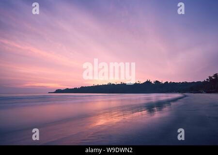 Svuotare la spiaggia della sabbia contro la costa a incredibili sunrise. Tangalle, Sri Lanka. Foto Stock