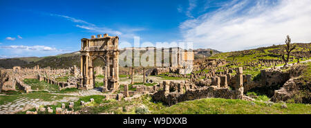 Algeria, Djemila Città, le rovine romane della città di Djemila, UNESCO, W.H. , Caracalla Arch, Settimio Severo tempio, Panorama Foto Stock