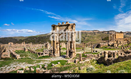 Algeria, Djemila Città, le rovine romane della città di Djemila, UNESCO, W.H. , Caracalla Arch, Settimio Severo tempio, Panorama Foto Stock