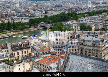 Vista aerea guardando a nord-est oltre il Fiume Senna dalla piattaforma di visualizzazione sulla Torre Sud della cattedrale di Notre Dame, l'Ile de la Cité, Parigi, Francia Foto Stock
