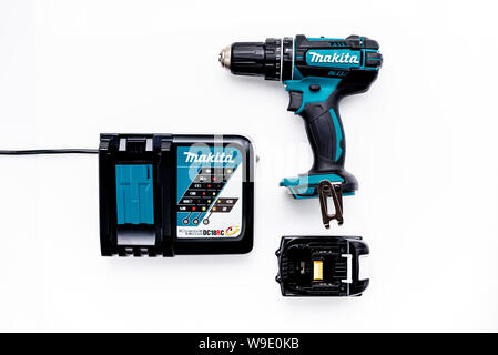 Makita cordless 482 DHP Trapano con batteria e caricabatterie. Isolato su bianco. Foto Stock