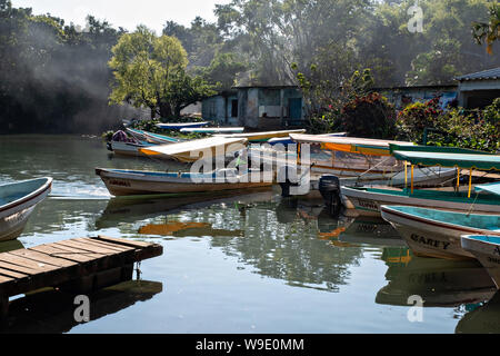 Acqua colorata taxi chiamato Pangas legato fino al dock lungo la laguna Sontecomapan in Sontecomapan, Veracruz, Messico. La laguna che sfocia nel golfo del Messico è uno dei meglio conservati delle zone umide costiere e foreste di mangrovie in Messico e in parte di Los Tuxtlas riserva della biosfera. Foto Stock