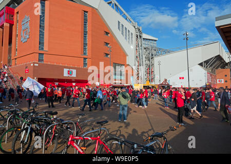 Per gli appassionati di calcio che arrivano ad Anfield per Liverpool la prima partita in casa della stagione 2019-20. Foto Stock