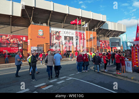 Per gli appassionati di calcio che arrivano ad Anfield per Liverpool la prima partita in casa della stagione 2019-20. Foto Stock